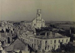 historické foto města s kostelem po válečných událostech