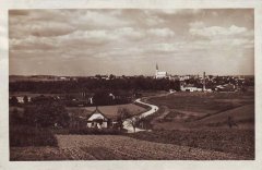 historické foto města s kostelem