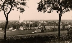 historické foto města s kostelem