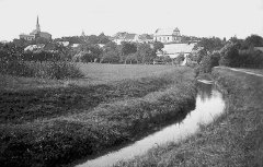 historické foto města s kostelem