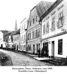 historické foto města s kostelem (v pozadí)