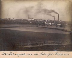 historické foto města s kostelem