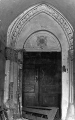 historické foto kostela - portál v podvěží