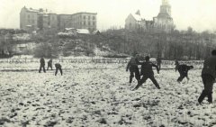 historické foto poškozeného kostela (v pozadí vpravo)