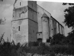 poškozený kostel před demolicí