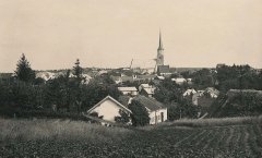 celkový pohled na město s kostelem (v pozadí)