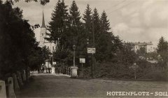 historické foto kostela (vlevo v pozadí)