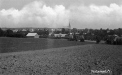 dobová pohlednice města s kostelem