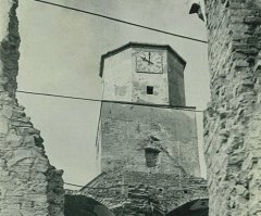 kostel krátce po poškození - detail věže