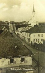 historické foto části města s kostelem