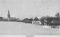 dobová pohlednice města s kostelem