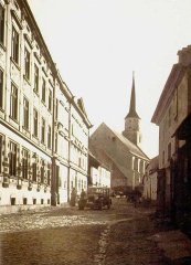 historické foto části města s kostelem
