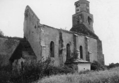 poškozený kostel před demolicí