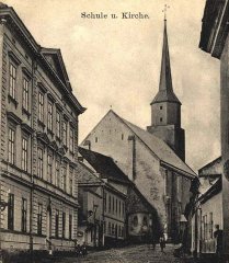 dobová pohlednice města s kostelem