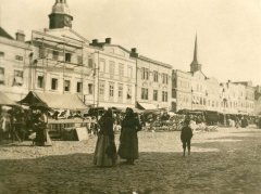 historické foto města s kostelní věží (v pozadí)
