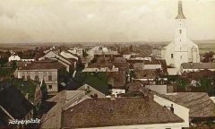 historické foto města s kostelem
