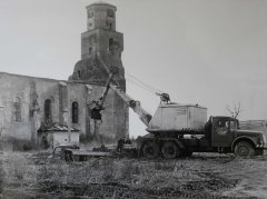 historické foto poškozeného kostela