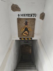 Vstup do krypty Fictumů