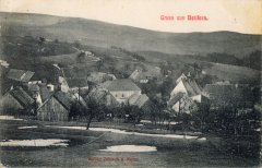 dobová pohlednice vsi s kostelem