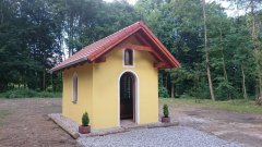 nová kaple vedle zbořeného kostela - pohled zepředu zleva