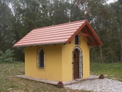 nová kaple vedle zbořeného kostela - pohled zepředu zleva