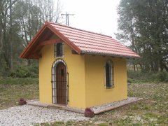 nová kaple vedle zbořeného kostela - pohled zepředu zprava