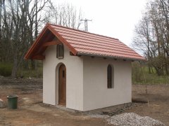 nová kaple vedle zbořeného kostela - pohled zepředu zprava