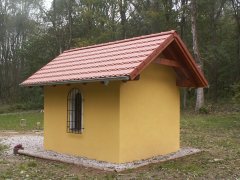 nová kaple vedle zbořeného kostela - pohled zezadu zprava