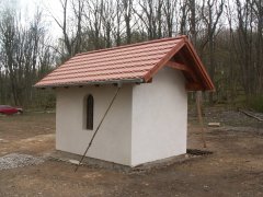 nová kaple vedle zbořeného kostela - pohled zezadu zprava