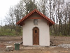 nová kaple vedle zbořeného kostela - pohled zepředu 
