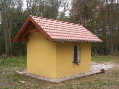 nová kaple vedle zbořeného kostela - pohled zezadu zleva