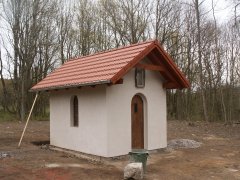nová kaple vedle zbořeného kostela - pohled zepředu zleva