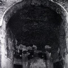 interiér kostela před demolicí (presbytář)