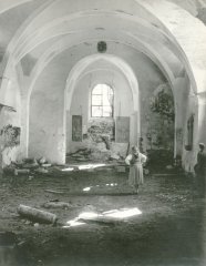 zdevastovaný interiér kostela
