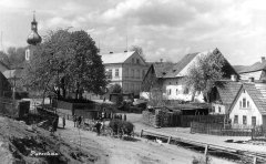náves s kostelem (vlevo)