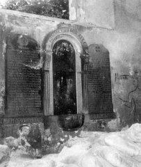 památník obětem 1. světové války, před níž jsou složeny pytle s umělým hnojivem