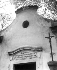 průčelí kaple