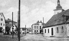 dobová pohlednice vsi s kostelem (vpravo)