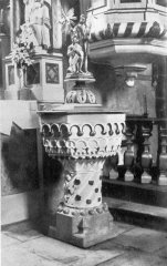 historické foto interiéru kostela - křtitelnice