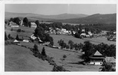 dobová pohlednice vsi s kostelem