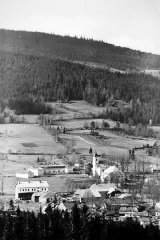 historické foto vsi s kostelem