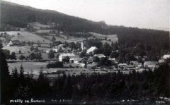 historické foto vsi s kostelem