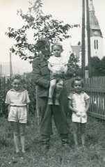 historické foto kostela (v pozadí)
