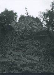 trosky kostela po odstřelu