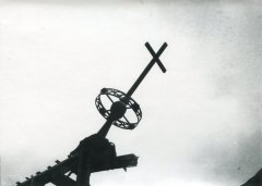 trosky kostela po odstřelu - zbytek vrcholového kříže