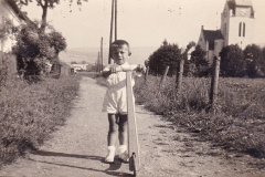 historické foto kostela (v pozadí)