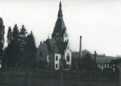 celkový pohled na kostel asi týden před odstřelem