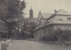 pohled na kostel a faru