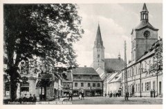 historické foto města s kostelem