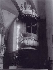 historické foto interiéru kostela (kazatelna)